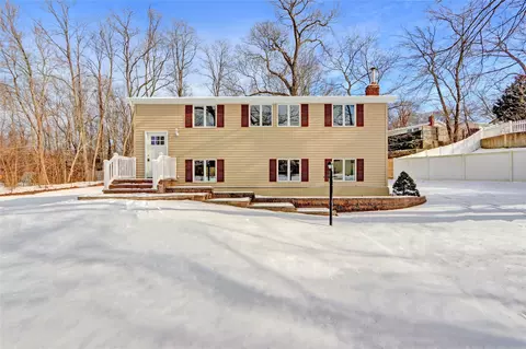 33 Possum Ln, Setauket, NY 11733