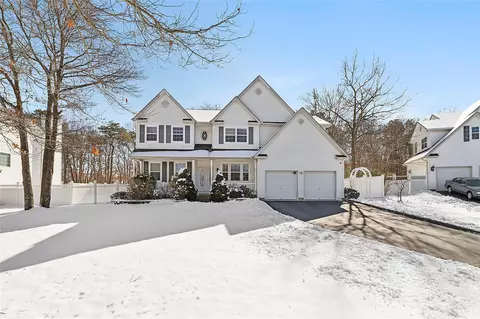 2 Tuthill Ct, Patchogue, NY 11772