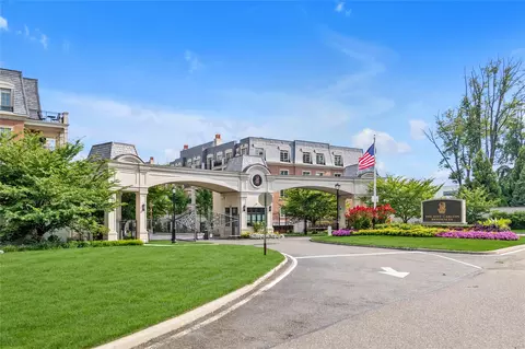 6000 Royal Ct #6203, North Hempstead, NY 11040
