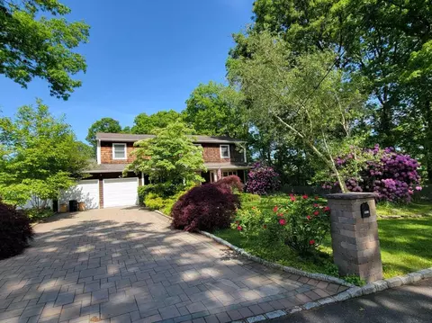 2811 Pine Ave, Ronkonkoma, NY 11779
