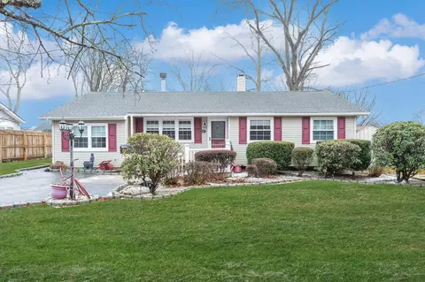220 Matthews Rd, Oakdale, NY 11769