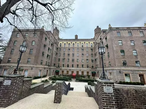 160 Middle Neck Rd #5H, North Hempstead, NY 11021
