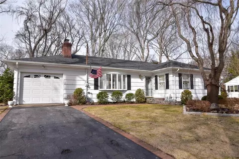 9 Marbeth Cir, Miller Place, NY 11764