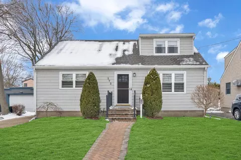 173 N 9th St, Lindenhurst, NY 11757