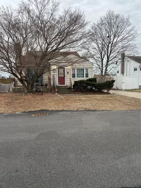 417 N Monroe Ave, Lindenhurst, NY 11757
