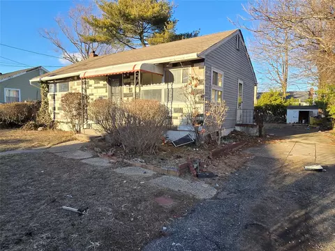 23 Essen Dr, Amityville, NY 11701