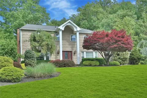 19 Beaumont Dr, Clarkstown, NY 10956