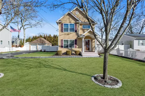 73 Bayard St, Lake Grove, NY 11755