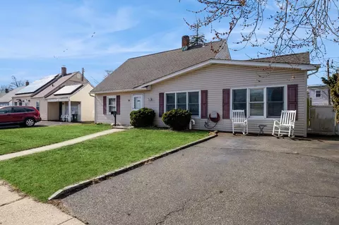 18 Surrey Ln, Levittown, NY 11756