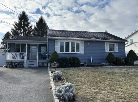 435 47th St, Lindenhurst, NY 11757