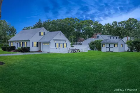 70 Old Stone Rd, Calverton, NY 11933