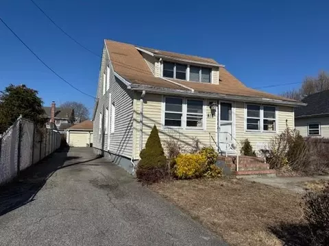 818 Pulaski St, Riverhead, NY 11901
