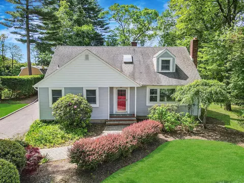 10 Clearbrook Dr, Smithtown, NY 11787