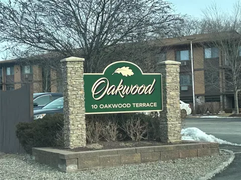 10 Oakwood Ter #27, New Windsor, NY 12553