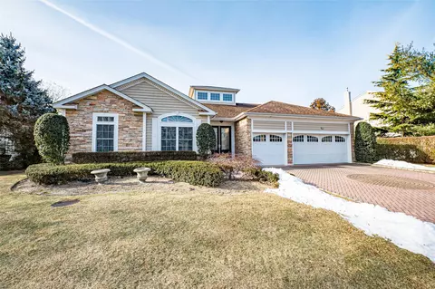 Drive Pondview, Smithtown, NY 11780