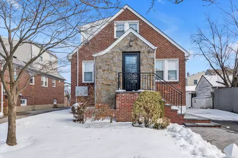 1 Crab Ave, Lynbrook, NY 11563