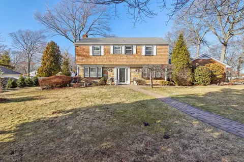 29 Whitfield Ln, Coram, NY 11727