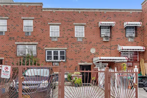 1821 Mohegan Ave, New York, NY 10460