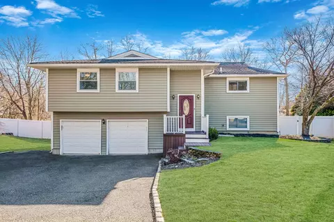 3 Oxford Dr, Port Jefferson Station, NY 11776