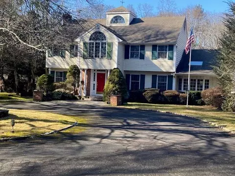 959 Ripley Ln, Oyster Bay, NY 11771