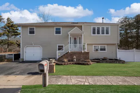 3 Claire Ln, Sayville, NY 11782