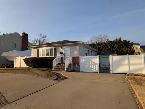 185 Ecker Ave, West Babylon, NY 11704