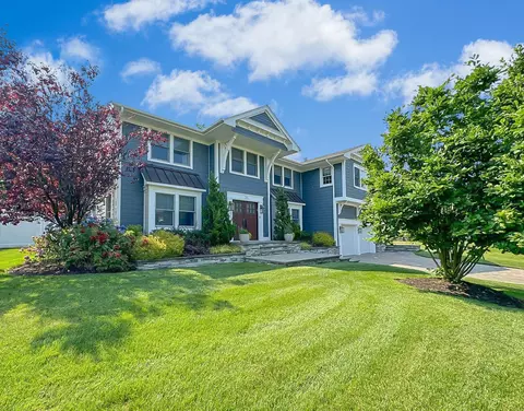 31 Stonehurst Ln, Dix Hills, NY 11746