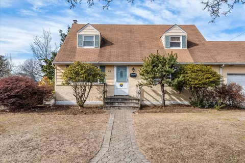 82 Manor St, Plainview, NY 11803