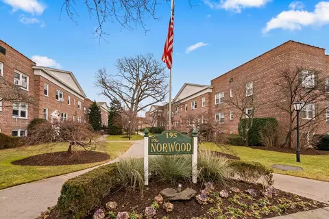 195 N Village Ave #4B, Rockville Centre, NY 11570
