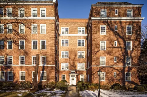 9 Midland Gdns #3E, Bronxville, NY 10708
