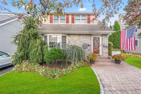 69 Park Ave, North Hempstead, NY 11596