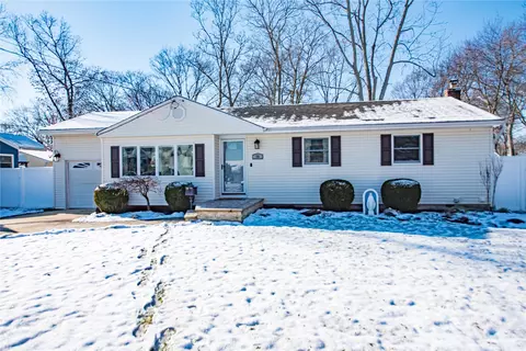 26 Adams Pl, West Islip, NY 11795