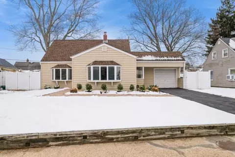 43 Water Ln N, Levittown, NY 11756