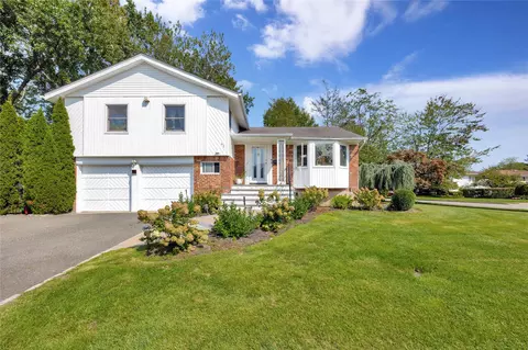62 Sutton Hill Ln, North Hempstead, NY 11040