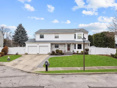 55 Waterman Ct, Babylon, NY 11702