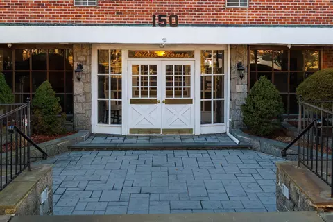 150 S Ocean Ave #4P, Freeport, NY 11520