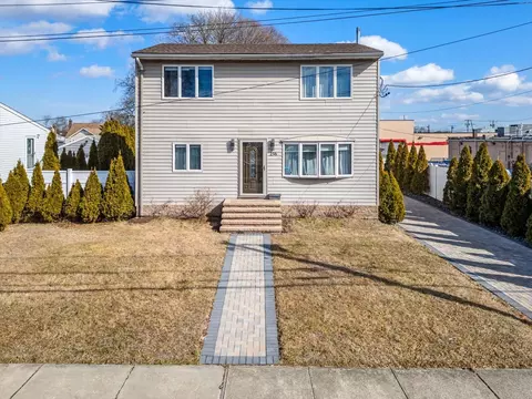 256 Phyllis Dr, Lindenhurst, NY 11757