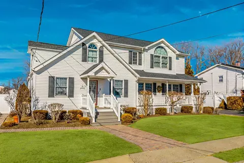 66 E Saltaire Rd, Lindenhurst, NY 11757