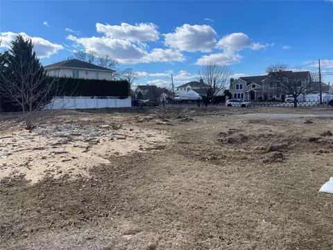100 Biltmore Blvd, Massapequa, NY 11758