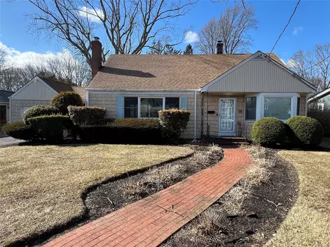 58 Cleveland Ave, Sayville, NY 11782