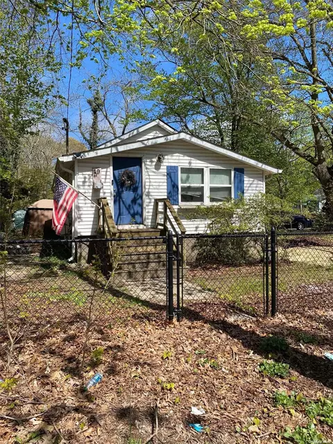 19 Grove Rd, Mastic Beach, NY 11951