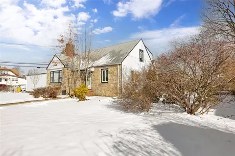 165 Cherry St, Farmingdale, NY 11735