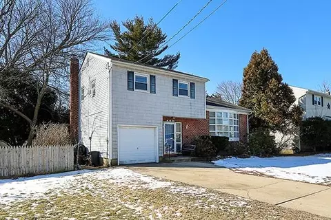 118 Cedar St, Amityville, NY 11701