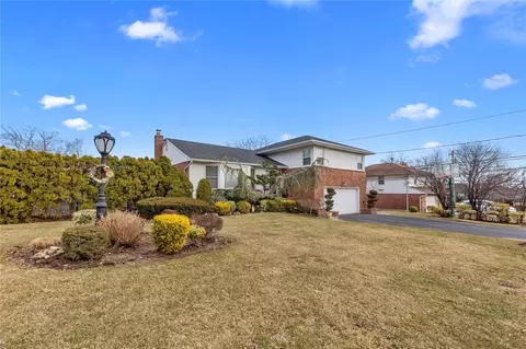6 Regent Ln, North Hempstead, NY 11040