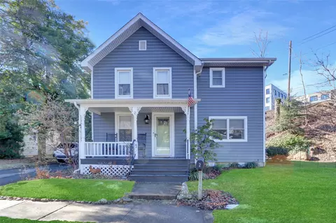 2 Locust St, North Hempstead, NY 11577