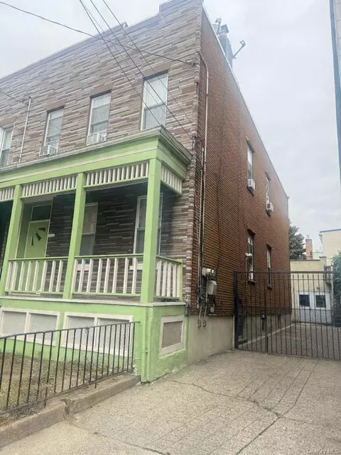 6813 60th St, New York, NY 11385