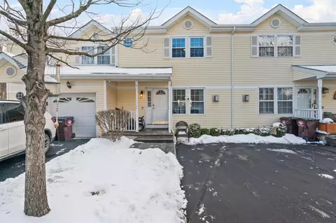 25 Lake Ridge Dr, Wallkill, NY 10940