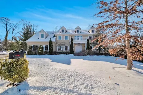 9 Downing Dr W, Greenburgh, NY 10607