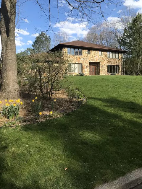 2 Squirrelwood Ct, Clarkstown, NY 10956
