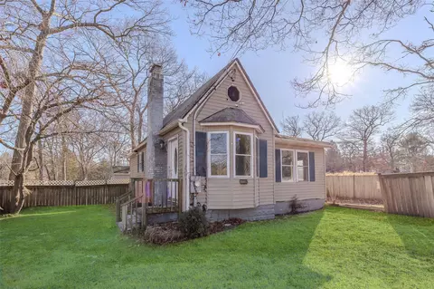 2 Avon Ln, Middle Island, NY 11953